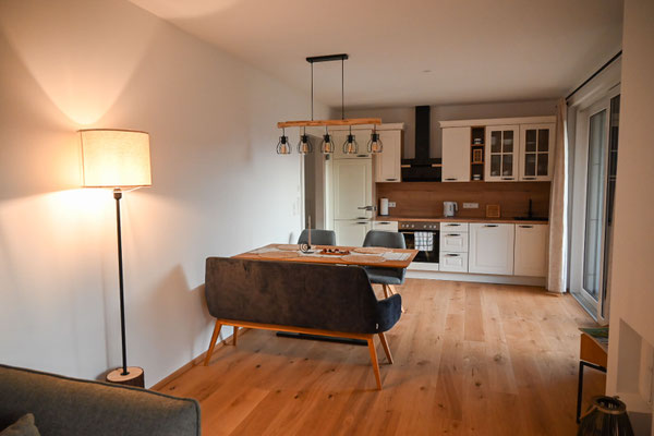 Moderne Wohnküche des Seepanorama Apartments mit stilvoller Einrichtung