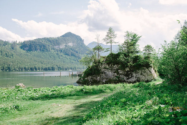 Seewiese am Altausseersee mit Bergpanorama im Salzkammergut