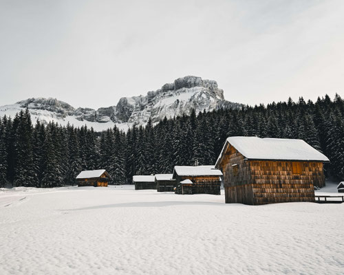 Verschneite Almhütten auf der Blaa Alm bei Altaussee im Winter