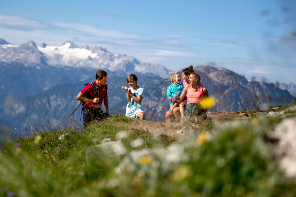 Familienwanderung mit Blick auf den Dachstein-Gletscher im Ausseerland