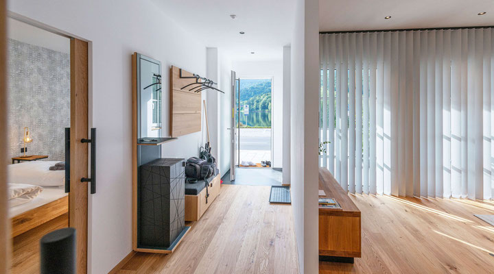 Heller Eingangsbereich im Apartment am Grundlsee mit Zugang zum Balkon im Salzkammergut