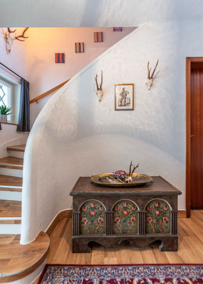 Traditioneller Wohnbereich im Ferienhaus Auszeit Aussee mit alpinem Charme im Salzkammergut