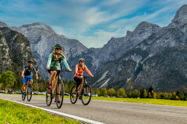 Geführte Radtour im Salzkammergut mit Bergpanorama und Seen im Hintergrund