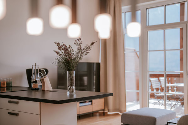 Moderne Küche in den Dachstein Residenzen mit Zugang zur Terrasse im Salzkammergut