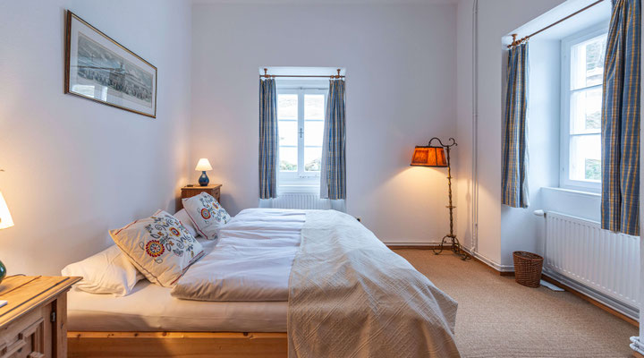 Schlafzimmer im Ötzergut mit Doppelbett und ruhiger Atmosphäre