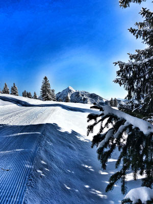 Winterliche Skipiste mit Bergpanorama rund um den Wolfgangsee im Salzkammergut