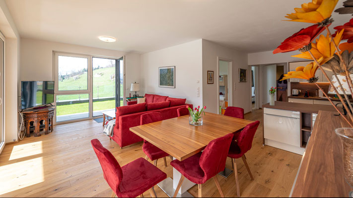 Wohn- und Essbereich im Seepanorama Apartment mit Blick ins Grüne im Salzkammergut
