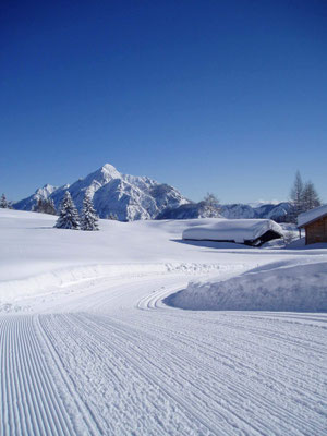 Langlaufen in der verschneiten Berglandschaft rund um den Wolfgangsee im Salzkammergut