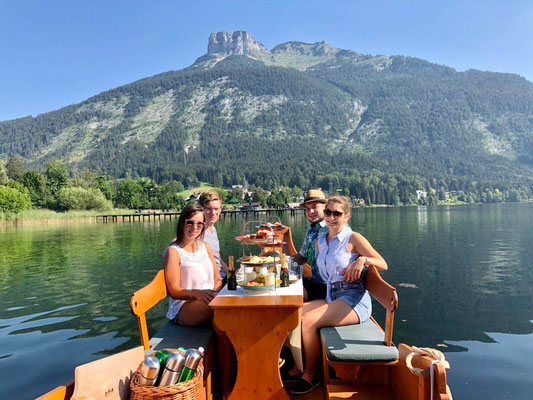 Plättenfrühstück am Altausseersee mit Bergblick im Salzkammergut