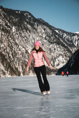 Eislaufen auf dem Toplitzsee bei Altaussee im winterlichen Salzkammergut