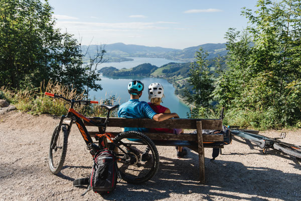 Radfahren im Salzkammergut mit Blick auf den See – Panorama-Radtour für Genießer