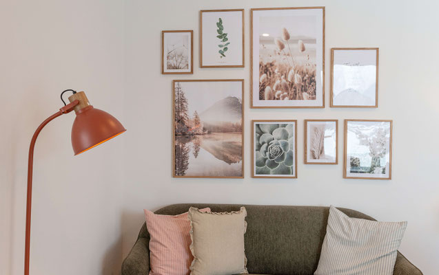 Sitzecke im Seepanorama Apartment mit Wandbildern und Leselampe