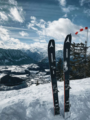 Ski am Aussichtspunkt am Loser mit Blick über das Ausseerland im Winter
