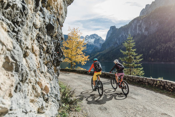 Mountainbiken im Salzkammergut beim Gosausee mit Blick auf den Gletscher