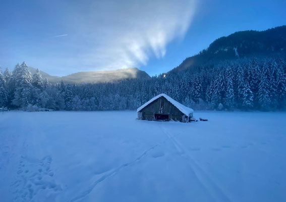 Verschneite Berghütte im Gosautal mit Winterlandschaft im Salzkammergut