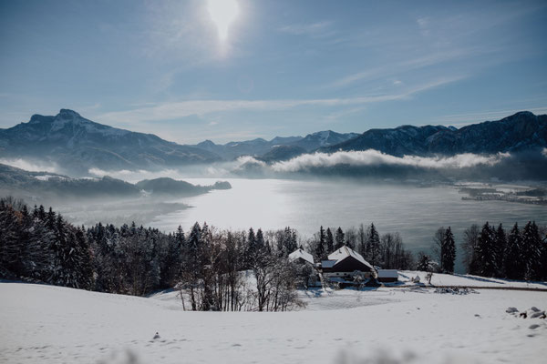 Nebelige Winterlandschaft mit Blick auf den Mondsee und umliegende Berge
