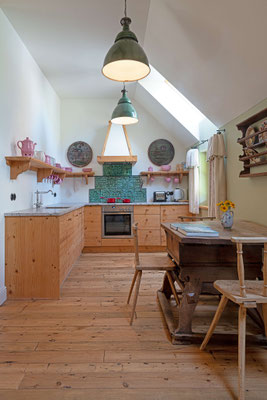 Wohnküche im Altaussee Retreat Apartment im Salzkammergut mit traditionellem Holzdesign