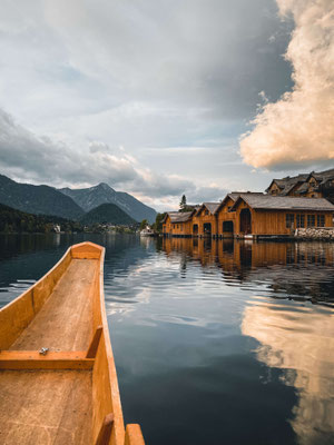 Bootshütten am Grundlsee mit Holzboot und Bergpanorama im Ausseerland