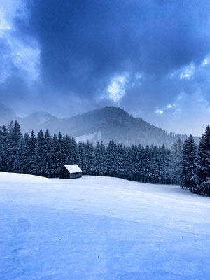 Verschneite Winterlandschaft mit Almhütte rund um den Wolfgangsee im Salzkammergut