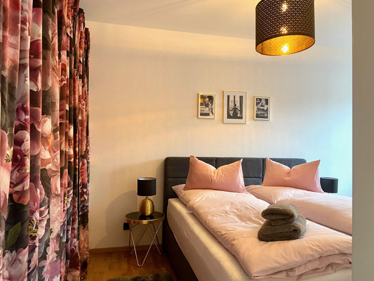 Gemütliches Schlafzimmer in der Ferienwohnung Seeblick mit warmen Farben und Dekoration
