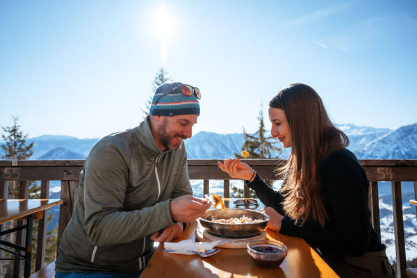 Einkehr auf der Loserhütte bei Altaussee mit Panoramablick auf die Berge