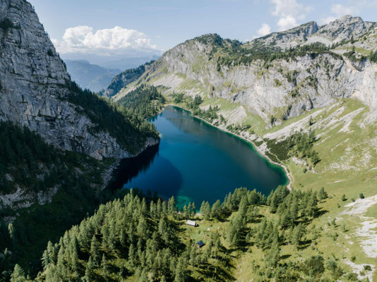 Luftaufnahme eines alpinen Bergsees oberhalb des Traunsees mit Wäldern und Felslandschaft