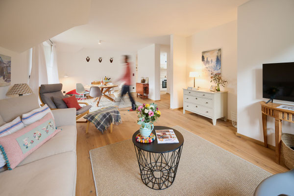 Wohnbereich in der Ferienwohnung Haus Rose Marie mit gemütlicher Sofaecke und moderner Einrichtung