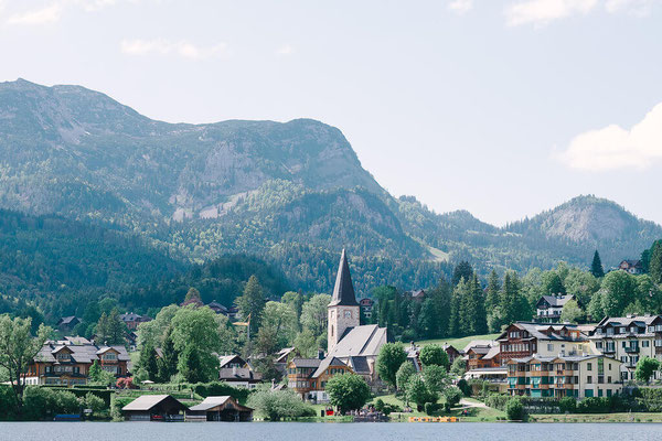 Altaussee vom Altausseersee aus mit Bergkulisse im Salzkammergut