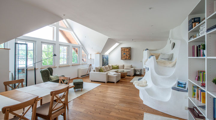 Offener Wohn- und Essbereich im SeeAtelier Grundlsee mit Galerie und viel Tageslicht