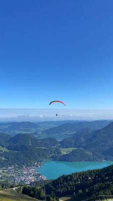 Paragleiten über dem Wolfgangsee und der Seenlandschaft im Salzkammergut