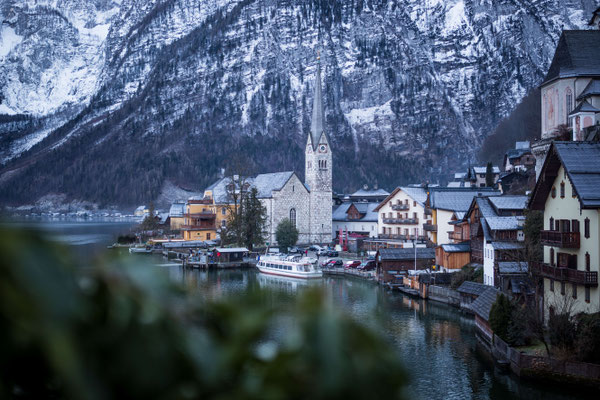 Historischer Ortskern von Hallstatt mit Kirche und Hallstättersee im Salzkammergut