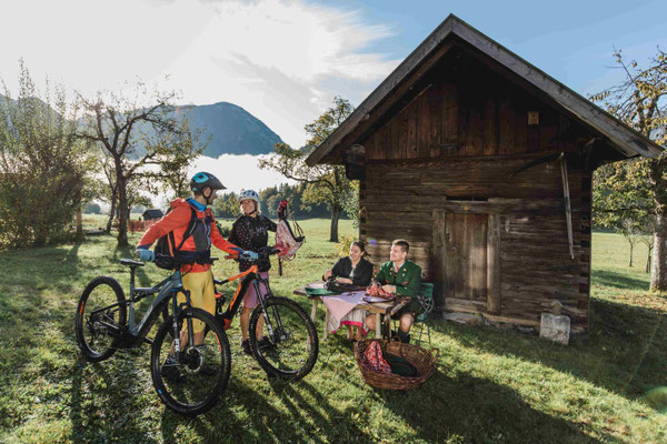 Rast bei einer Radtour im Salzkammergut auf einer Alm mit Blick auf die Bergwelt