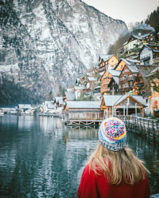 Blick vom Hallstättersee auf die bunten Häuser von Hallstatt im Salzkammergut