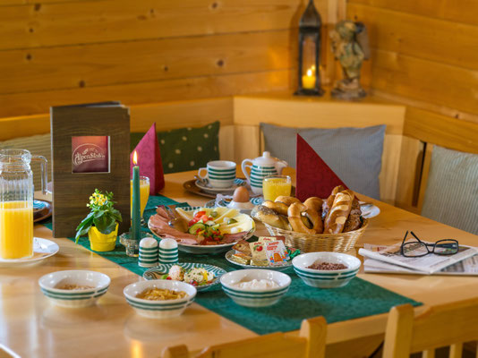 Frühstückstisch in der Hagan Lodge Altaussee am Fuße des Losers mit regionalen Produkten im Salzkammergut