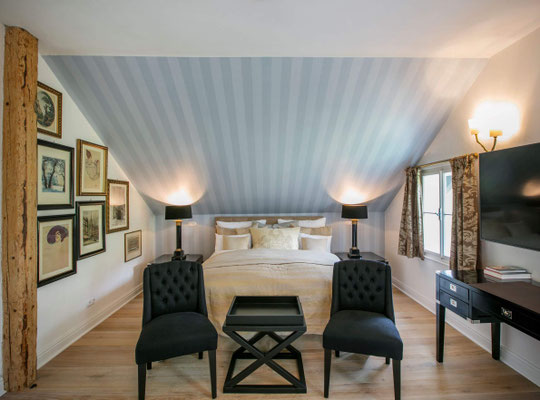 Schlafzimmer in der Villa Rosen Altaussee mit alpinem Stil und Bergflair
