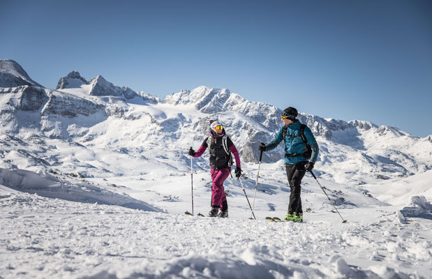 Skitour am Krippenstein oberhalb von Obertraun mit verschneiten Gipfeln im Dachstein-Salzkammergut