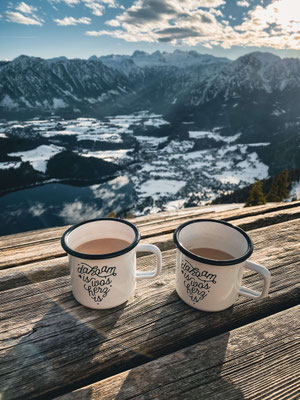 Heißer Tee auf der Skihütte am Loser mit Panoramablick über Altaussee