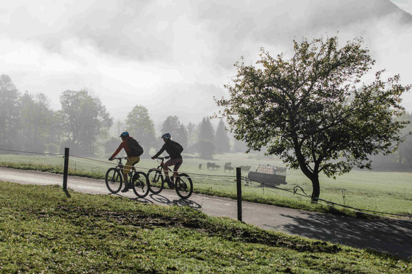 Radfahren im Salzkammergut bei Morgenstimmung auf ruhigem Naturweg