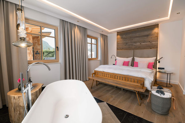 Freistehende Badewanne im Schlafzimmer im Das Salzberg mit stilvollem Design