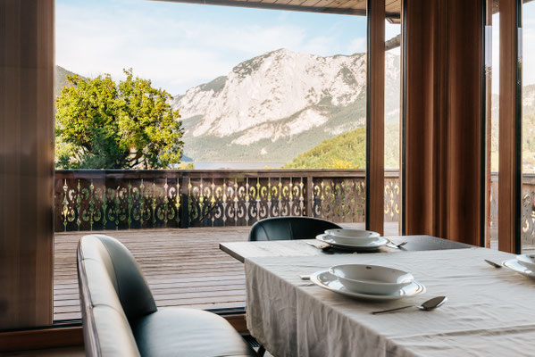 Terrasse der Villa Seeblick in Altaussee mit Blick auf die Berge im Salzkammergut
