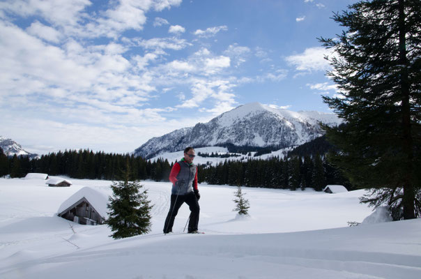 Winterwanderung bei traditionellem Bauernhof nahe dem Wolfgangsee im Salzkammergut