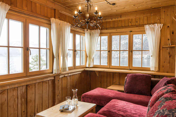 Holzverkleideter Wohnbereich im Haus am Grundlsee mit traditionellem Charme
