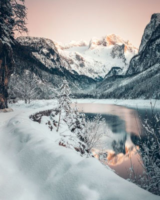Verschneiter Gosausee mit winterlicher Bergkulisse im Salzkammergut