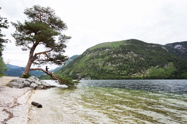 Ufer am Grundlsee mit klarem Wasser und Blick auf die Berge im Salzkammergut