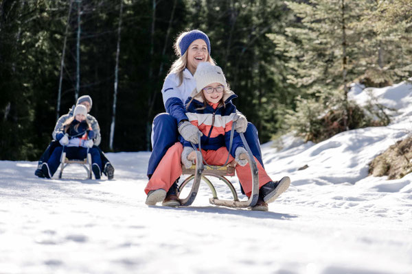 amilienrodeln im Winter in Altaussee im Ausseerland
