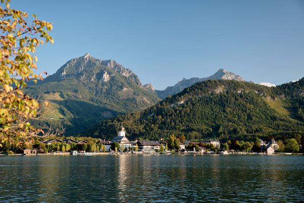 Ort St. Wolfgang mit Kirche am Wolfgangsee und Bergkulisse im Salzkammergut
