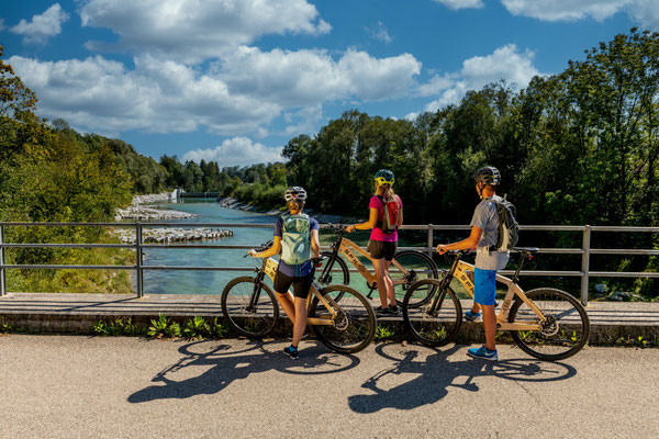 Radtour entlang der Traun im Salzkammergut auf Brücke mit Fluss- und Landschaftsblick