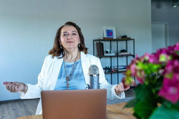 Suzana Rubic - Mentorin für Herz Seelen Verbindung - Fotografin für Personal Branding Portraits für Coaches und Beraterinnen Frankfurt am Main & Hochtaunuskreis Melina Johannsen