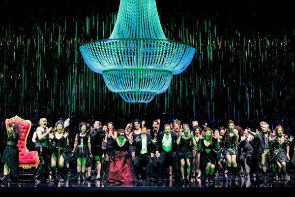 Ks. Ina Schlingensiepen (Rosalinde), Ks. Matthias Wohlbrecht (Eisenstein), Christian Noel Bauer (Frank), Martha Eason (Adele), Cleo Röhlig (Ida), Badischer Staatsopernchor © Felix Grünschloß