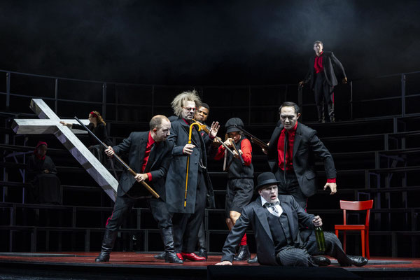 Abongile Fumba (Kedruta), Hazel Neighbour (Kunka), William Blake (Miroslav), Marcel Brunner (Domšik), Esewu Nobela (Vojta), Anastasia Lerman (Student), Florian Stern (Matěj Brouček), Qi Wang (Vacek), Alexey Sayapin (Peter) © Nurith Wagner-Strauss